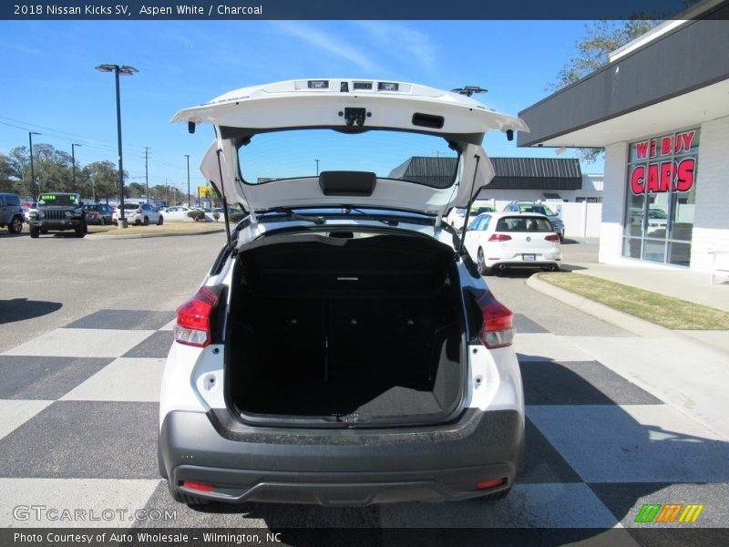 Aspen White / Charcoal 2018 Nissan Kicks SV