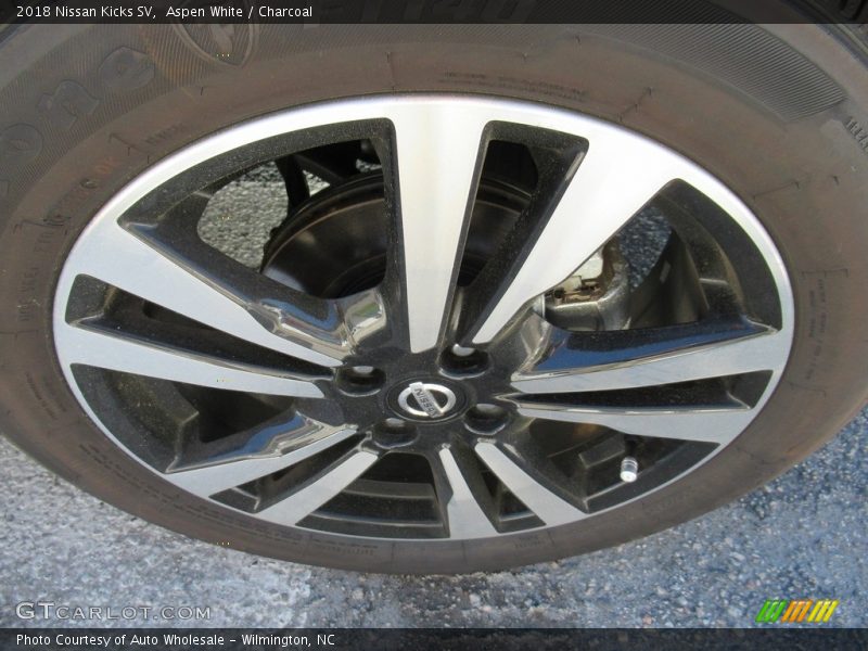 Aspen White / Charcoal 2018 Nissan Kicks SV