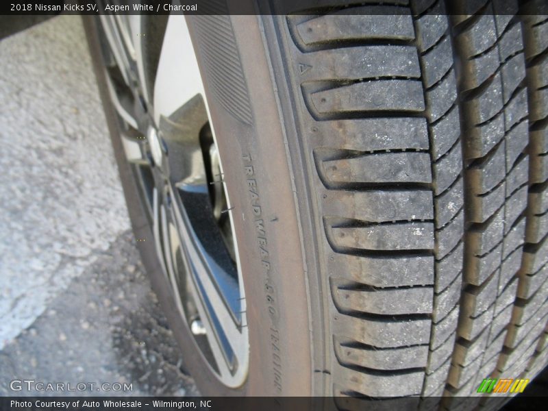 Aspen White / Charcoal 2018 Nissan Kicks SV