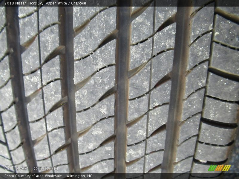 Aspen White / Charcoal 2018 Nissan Kicks SV