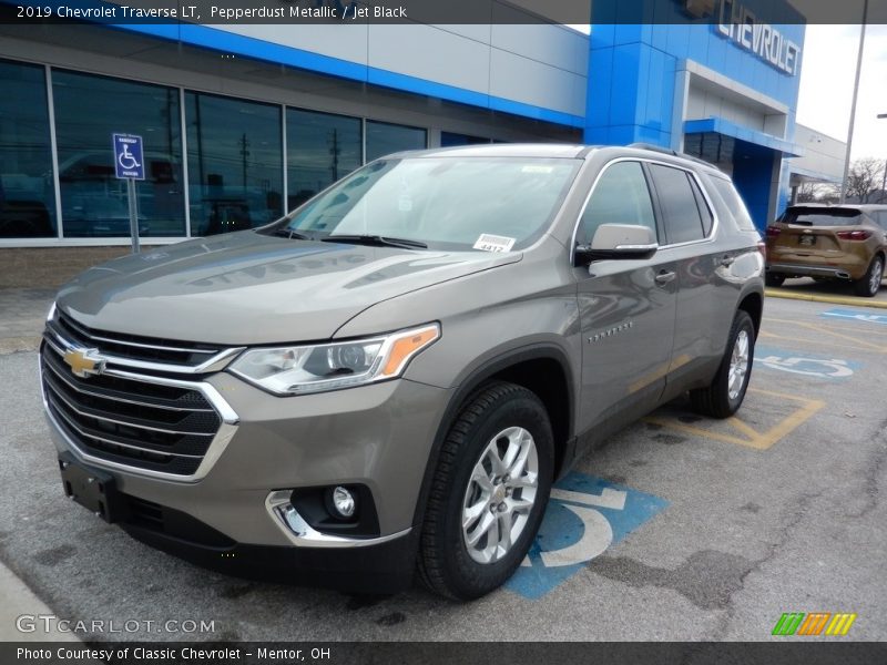 Pepperdust Metallic / Jet Black 2019 Chevrolet Traverse LT