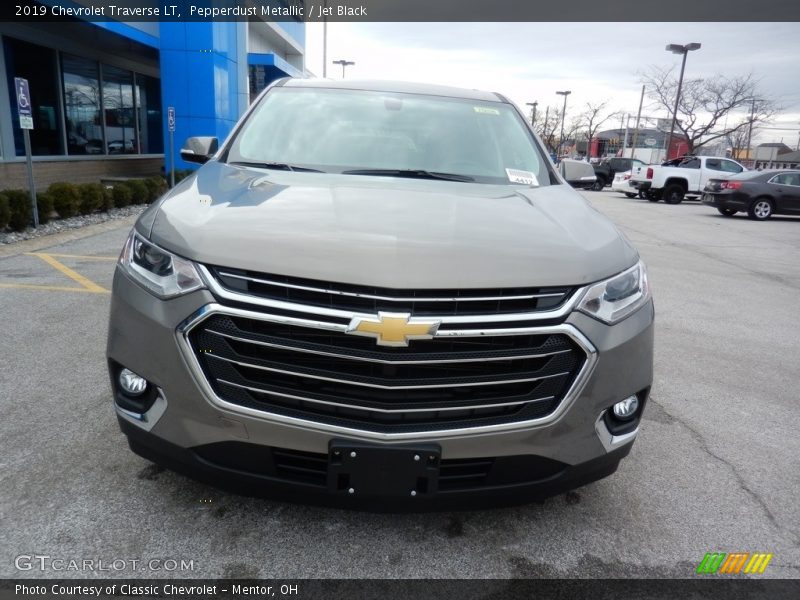 Pepperdust Metallic / Jet Black 2019 Chevrolet Traverse LT