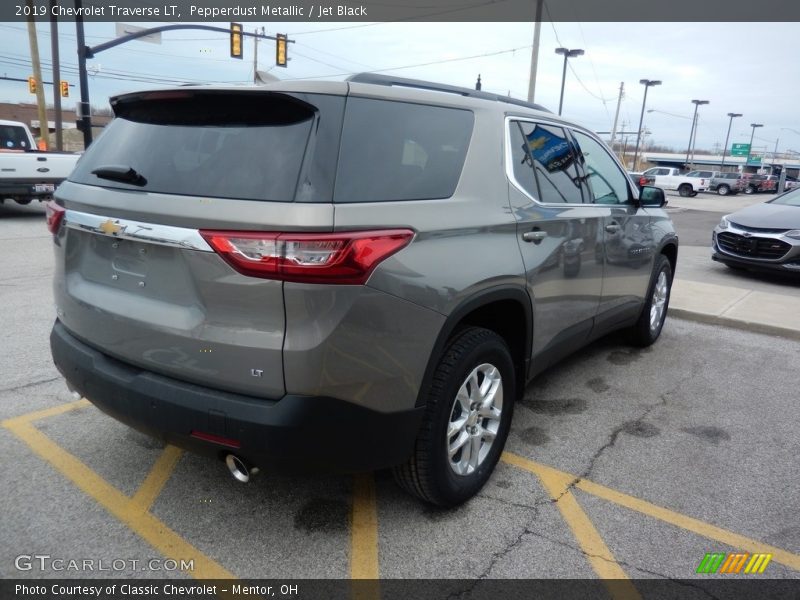Pepperdust Metallic / Jet Black 2019 Chevrolet Traverse LT