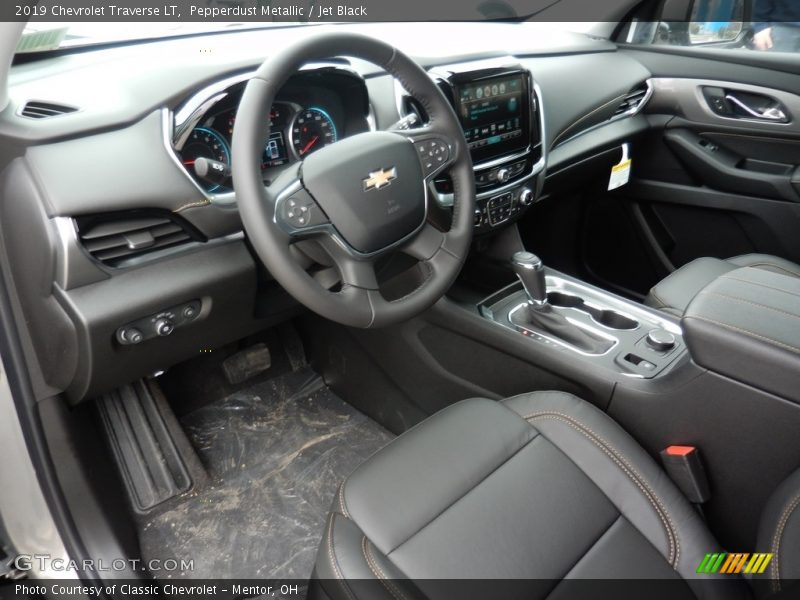 Pepperdust Metallic / Jet Black 2019 Chevrolet Traverse LT