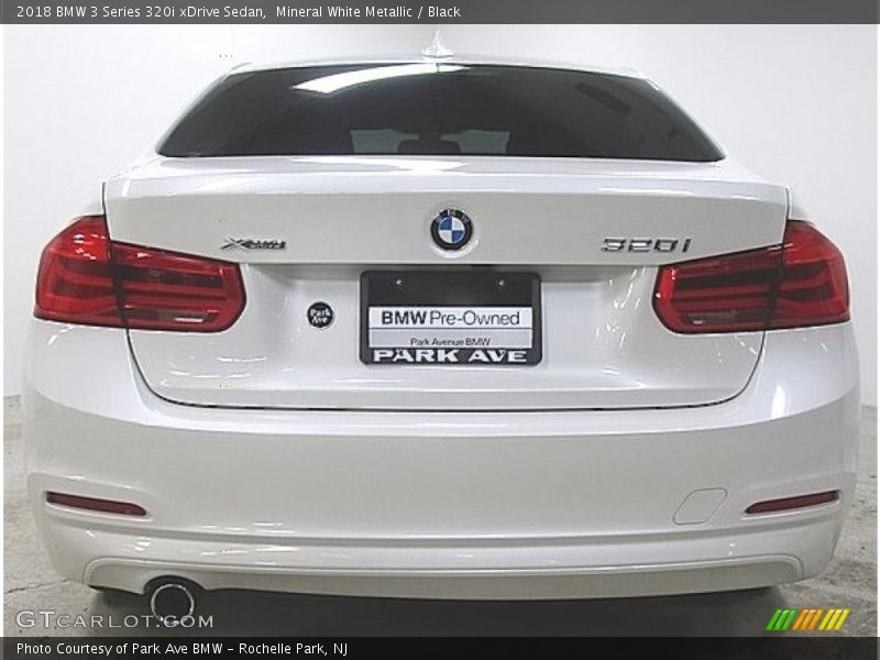 Mineral White Metallic / Black 2018 BMW 3 Series 320i xDrive Sedan