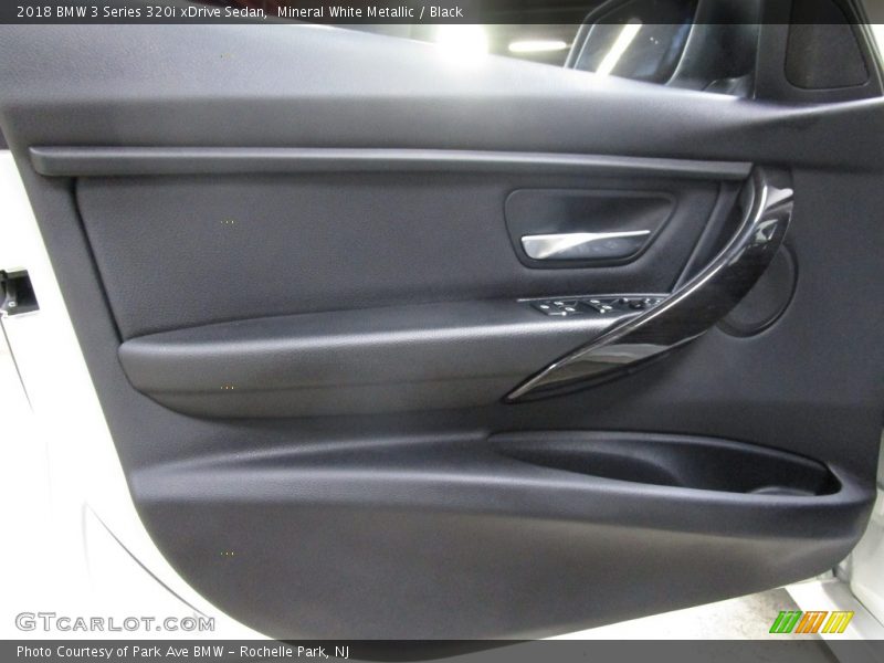 Mineral White Metallic / Black 2018 BMW 3 Series 320i xDrive Sedan