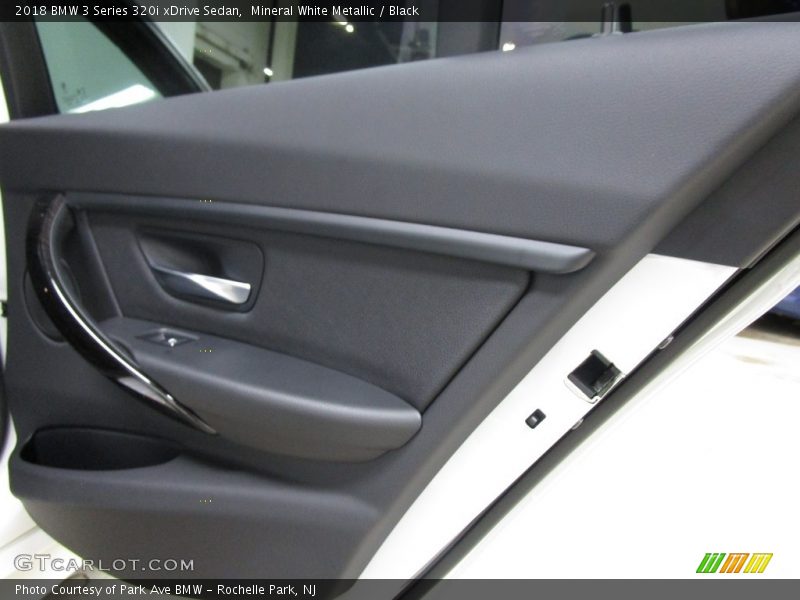 Mineral White Metallic / Black 2018 BMW 3 Series 320i xDrive Sedan