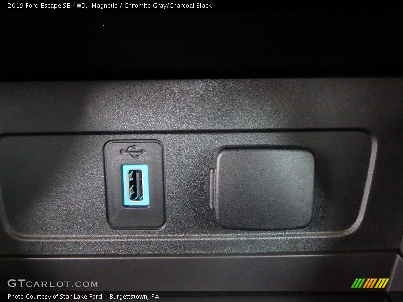 Magnetic / Chromite Gray/Charcoal Black 2019 Ford Escape SE 4WD