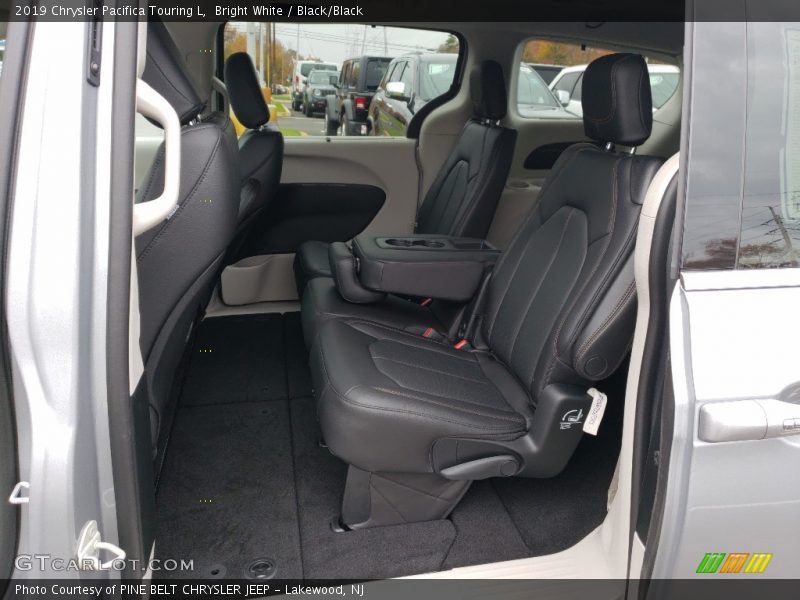 Bright White / Black/Black 2019 Chrysler Pacifica Touring L