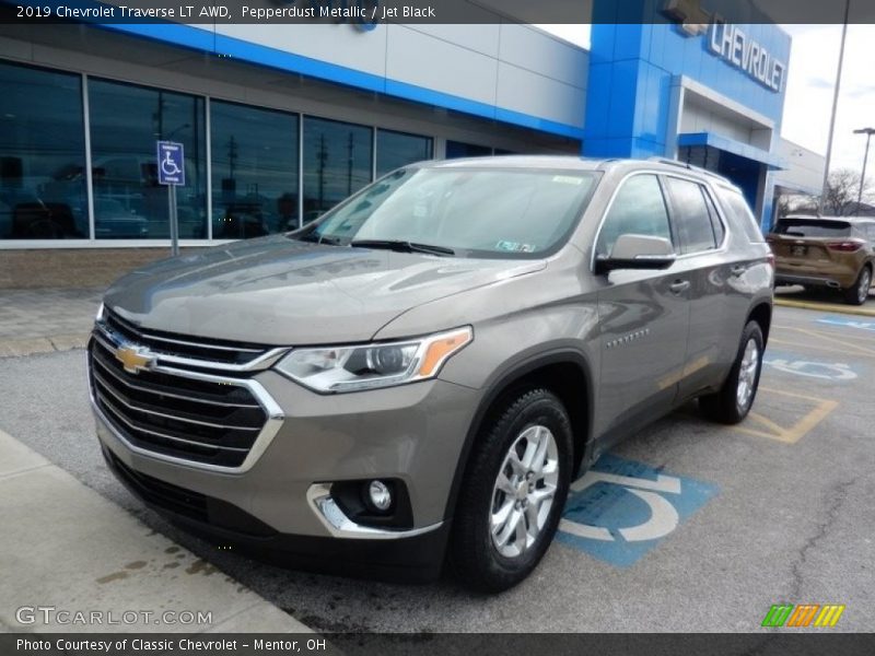 Pepperdust Metallic / Jet Black 2019 Chevrolet Traverse LT AWD