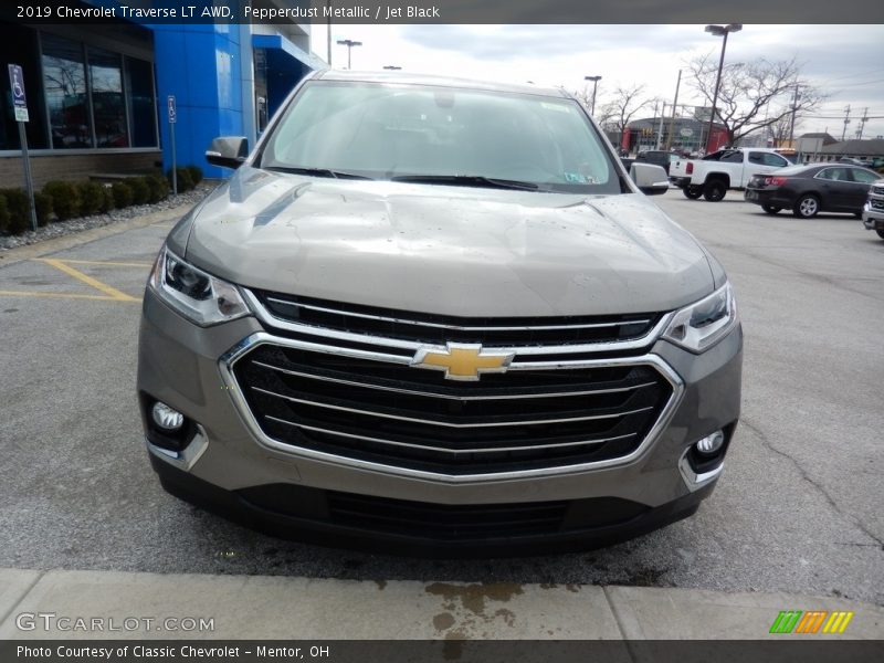 Pepperdust Metallic / Jet Black 2019 Chevrolet Traverse LT AWD