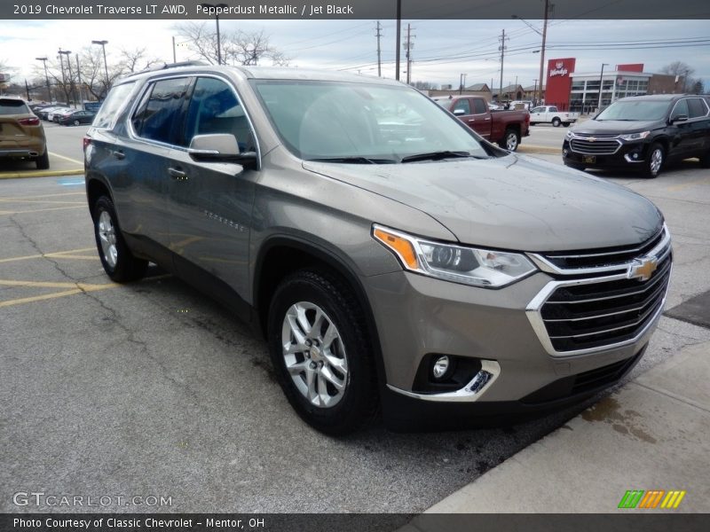 Pepperdust Metallic / Jet Black 2019 Chevrolet Traverse LT AWD