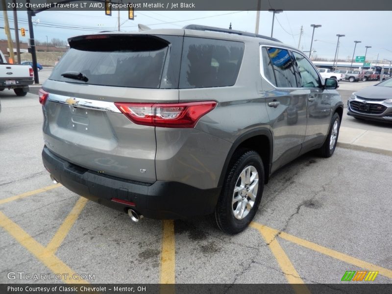 Pepperdust Metallic / Jet Black 2019 Chevrolet Traverse LT AWD