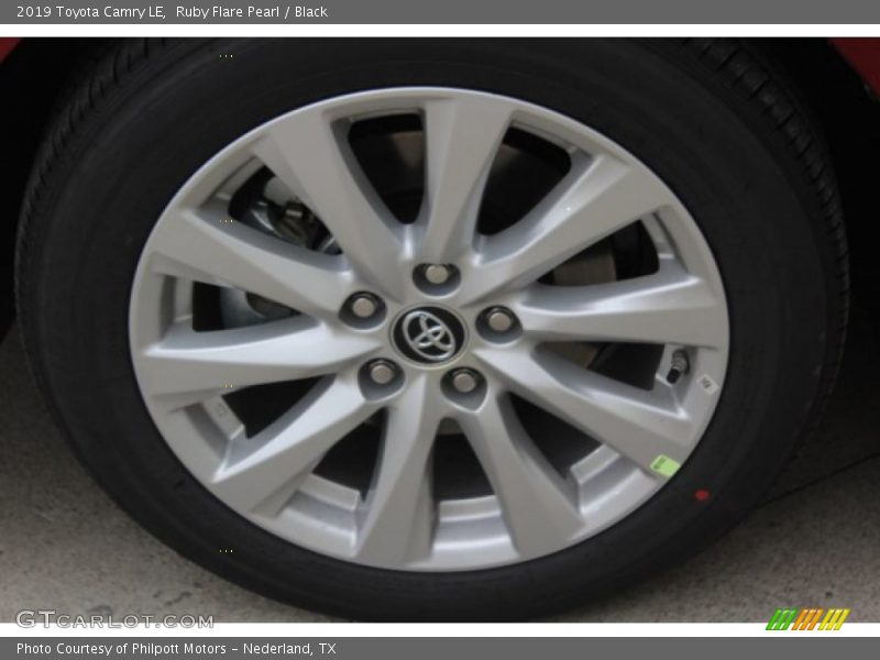 Ruby Flare Pearl / Black 2019 Toyota Camry LE