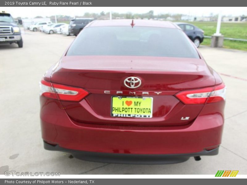 Ruby Flare Pearl / Black 2019 Toyota Camry LE