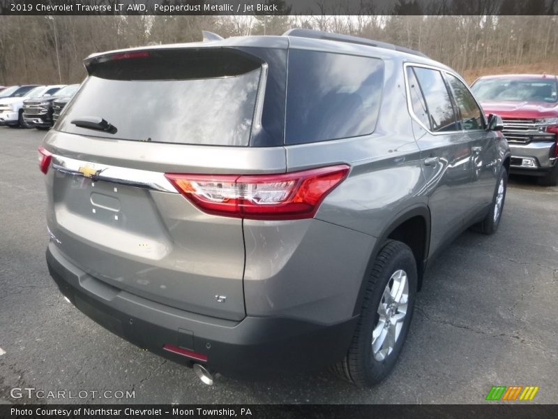 Pepperdust Metallic / Jet Black 2019 Chevrolet Traverse LT AWD