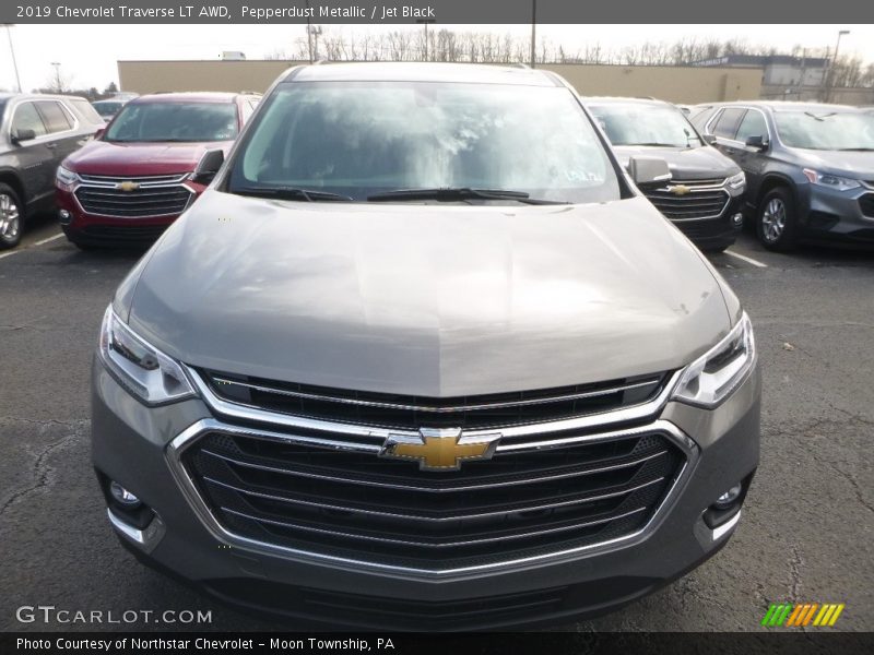 Pepperdust Metallic / Jet Black 2019 Chevrolet Traverse LT AWD