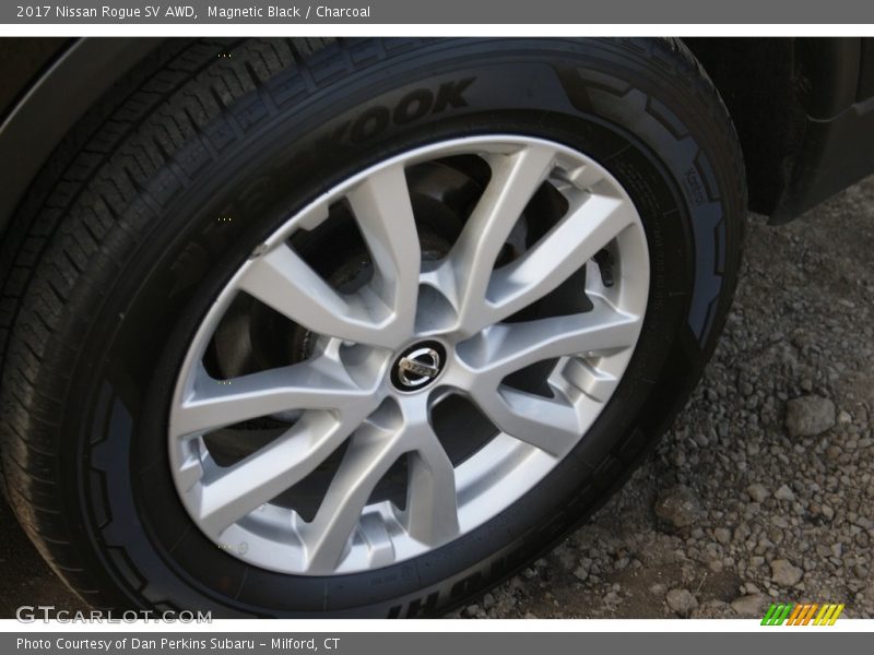Magnetic Black / Charcoal 2017 Nissan Rogue SV AWD