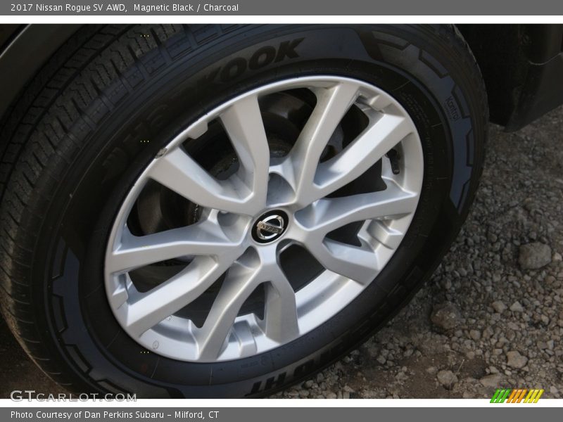Magnetic Black / Charcoal 2017 Nissan Rogue SV AWD