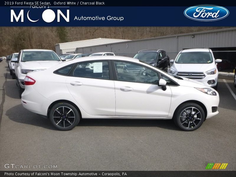 Oxford White / Charcoal Black 2019 Ford Fiesta SE Sedan