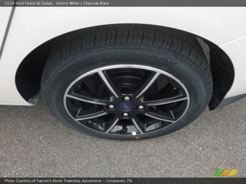 Oxford White / Charcoal Black 2019 Ford Fiesta SE Sedan