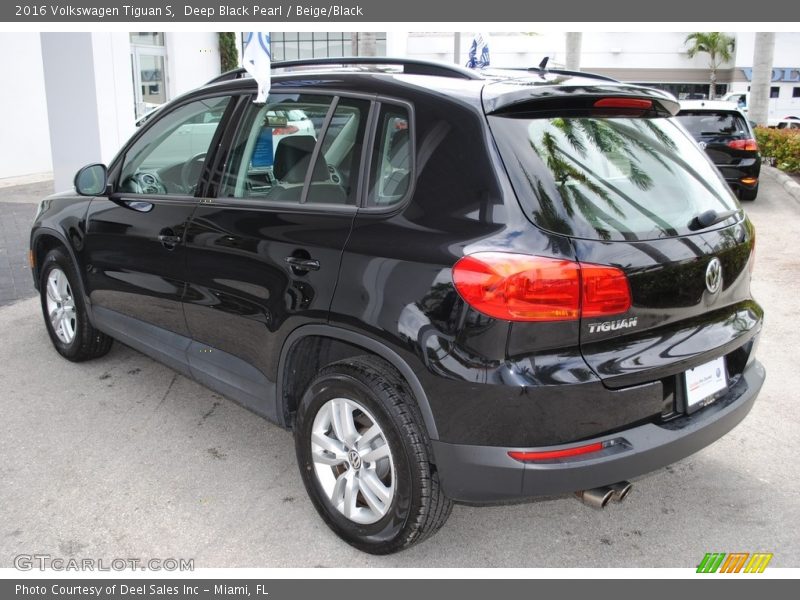 Deep Black Pearl / Beige/Black 2016 Volkswagen Tiguan S
