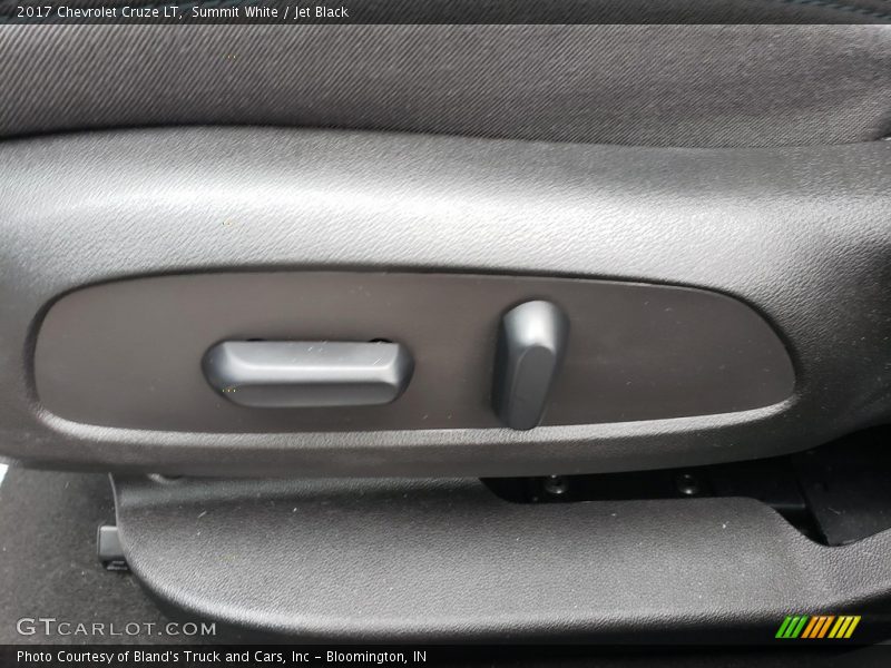 Summit White / Jet Black 2017 Chevrolet Cruze LT