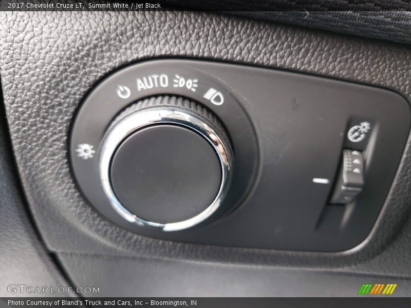 Summit White / Jet Black 2017 Chevrolet Cruze LT