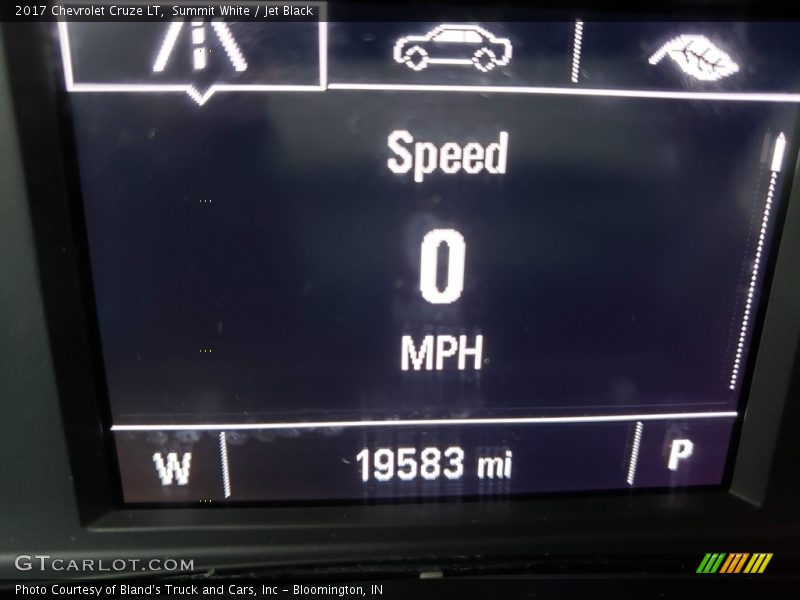 Summit White / Jet Black 2017 Chevrolet Cruze LT