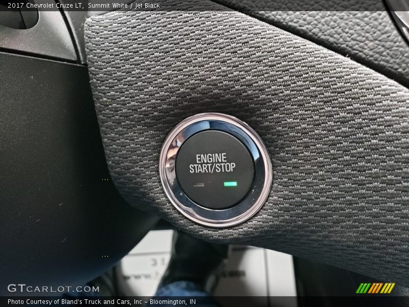 Summit White / Jet Black 2017 Chevrolet Cruze LT