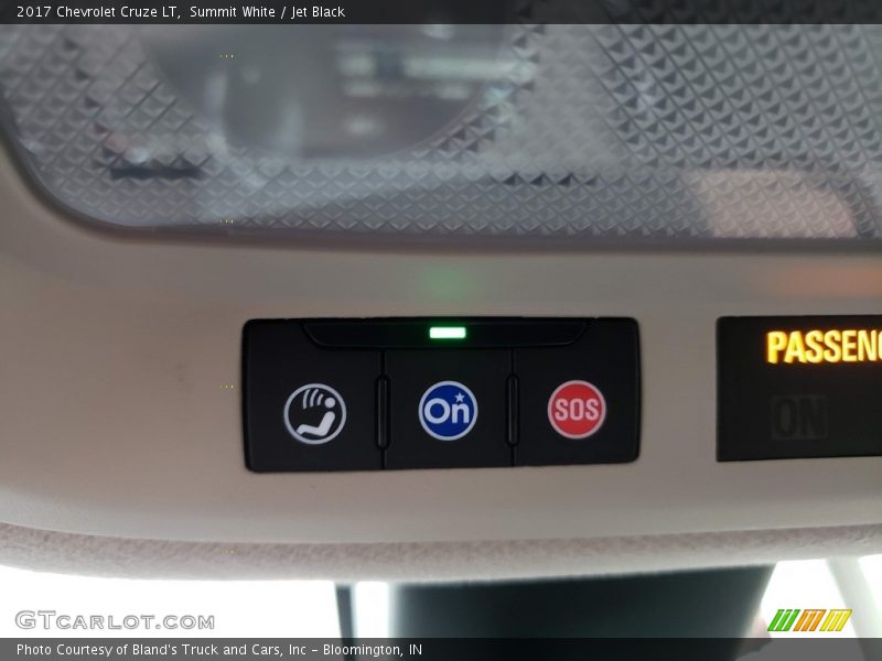Summit White / Jet Black 2017 Chevrolet Cruze LT