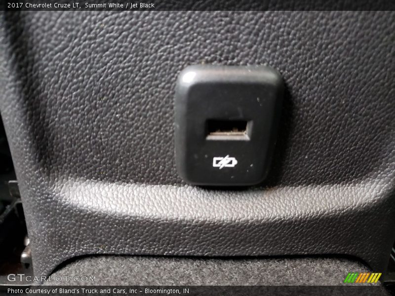 Summit White / Jet Black 2017 Chevrolet Cruze LT