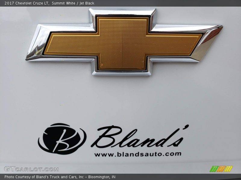 Summit White / Jet Black 2017 Chevrolet Cruze LT