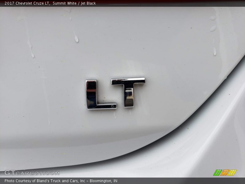Summit White / Jet Black 2017 Chevrolet Cruze LT