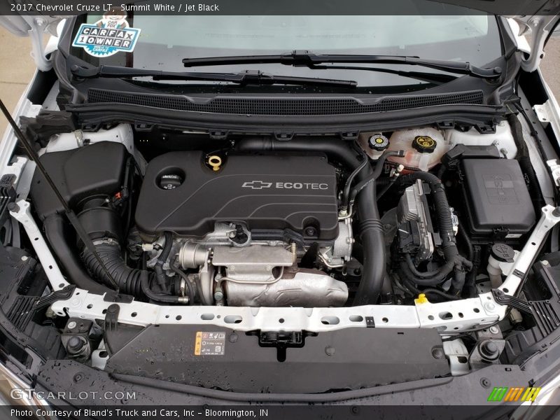 Summit White / Jet Black 2017 Chevrolet Cruze LT