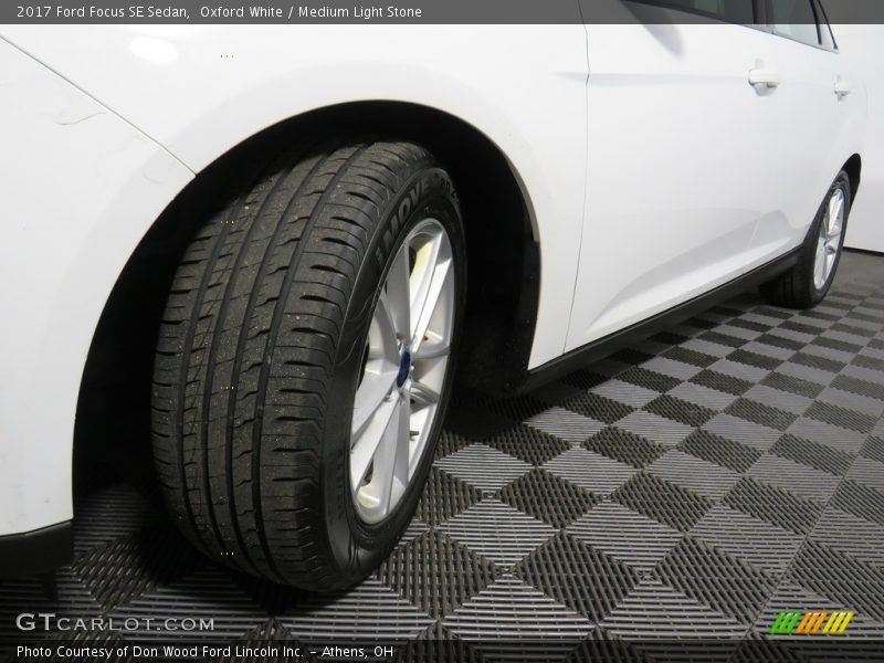 Oxford White / Medium Light Stone 2017 Ford Focus SE Sedan