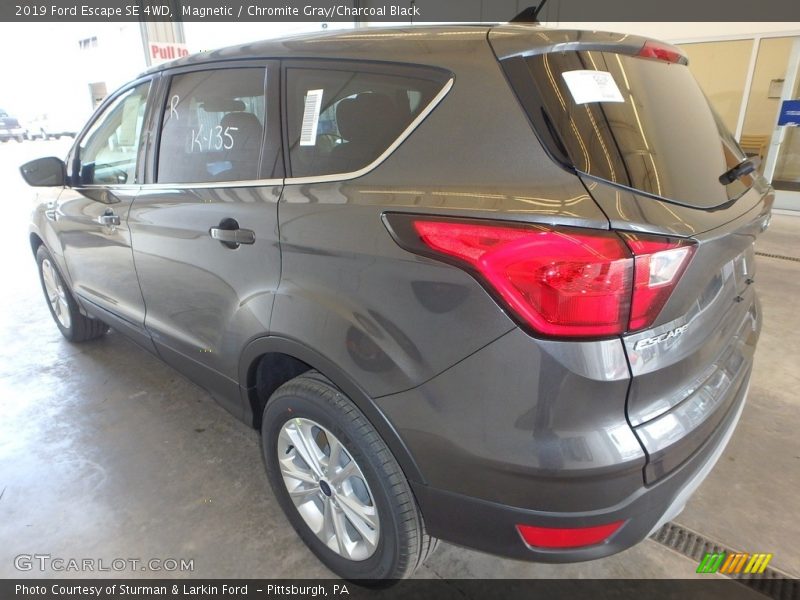 Magnetic / Chromite Gray/Charcoal Black 2019 Ford Escape SE 4WD