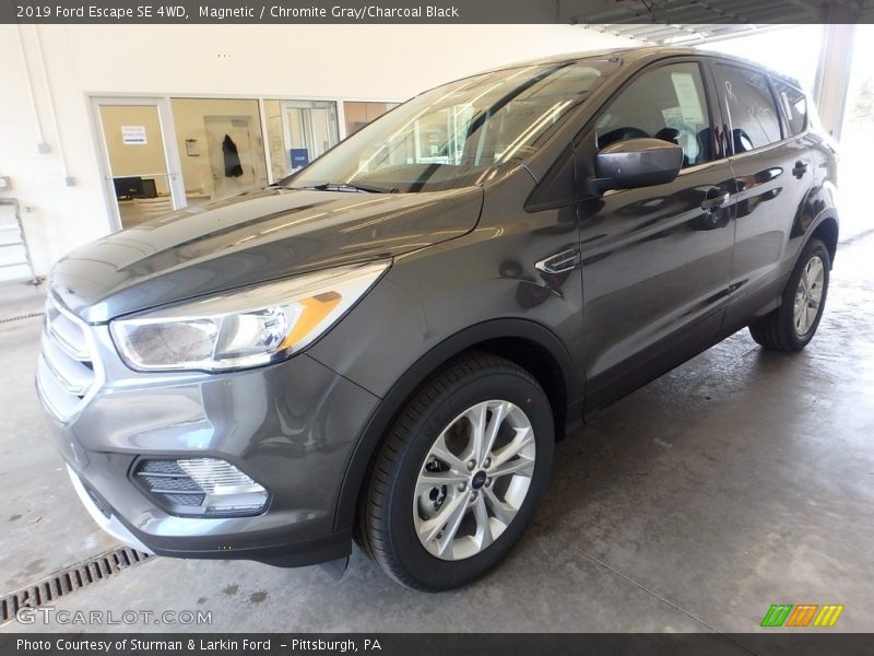 Magnetic / Chromite Gray/Charcoal Black 2019 Ford Escape SE 4WD