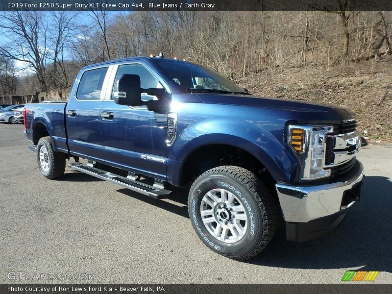 Front 3/4 View of 2019 F250 Super Duty XLT Crew Cab 4x4