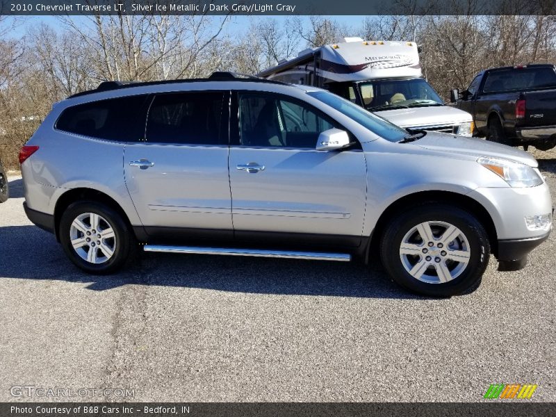 Silver Ice Metallic / Dark Gray/Light Gray 2010 Chevrolet Traverse LT