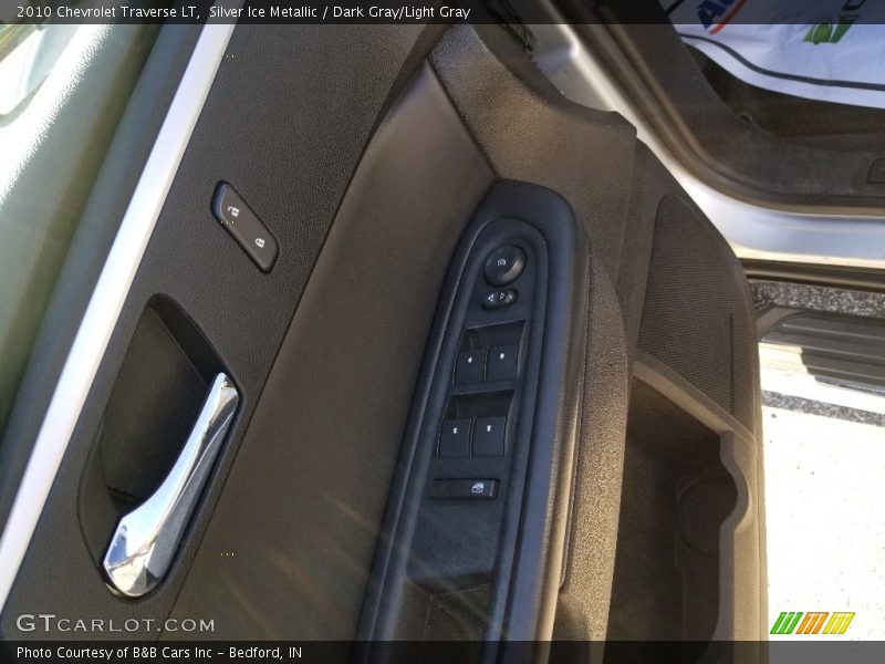 Silver Ice Metallic / Dark Gray/Light Gray 2010 Chevrolet Traverse LT