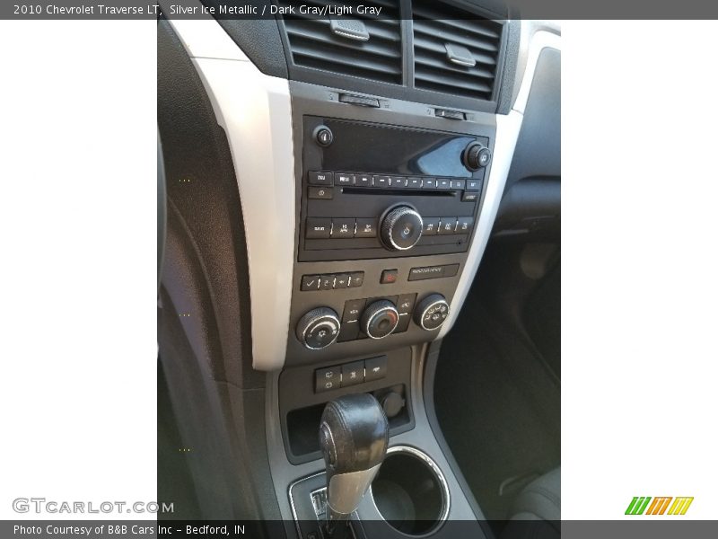 Silver Ice Metallic / Dark Gray/Light Gray 2010 Chevrolet Traverse LT