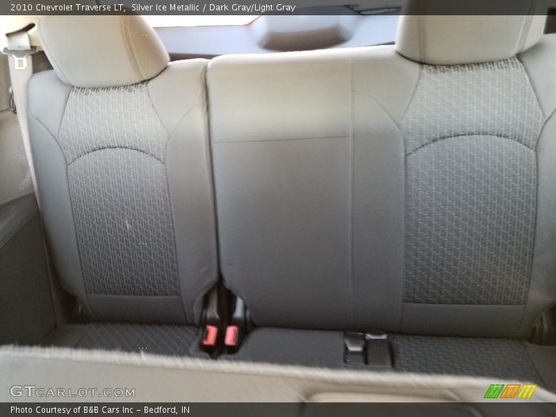 Silver Ice Metallic / Dark Gray/Light Gray 2010 Chevrolet Traverse LT