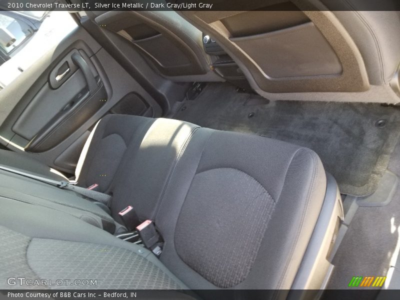 Silver Ice Metallic / Dark Gray/Light Gray 2010 Chevrolet Traverse LT