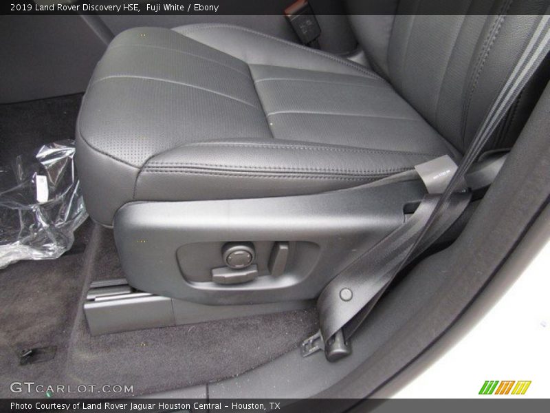 Fuji White / Ebony 2019 Land Rover Discovery HSE