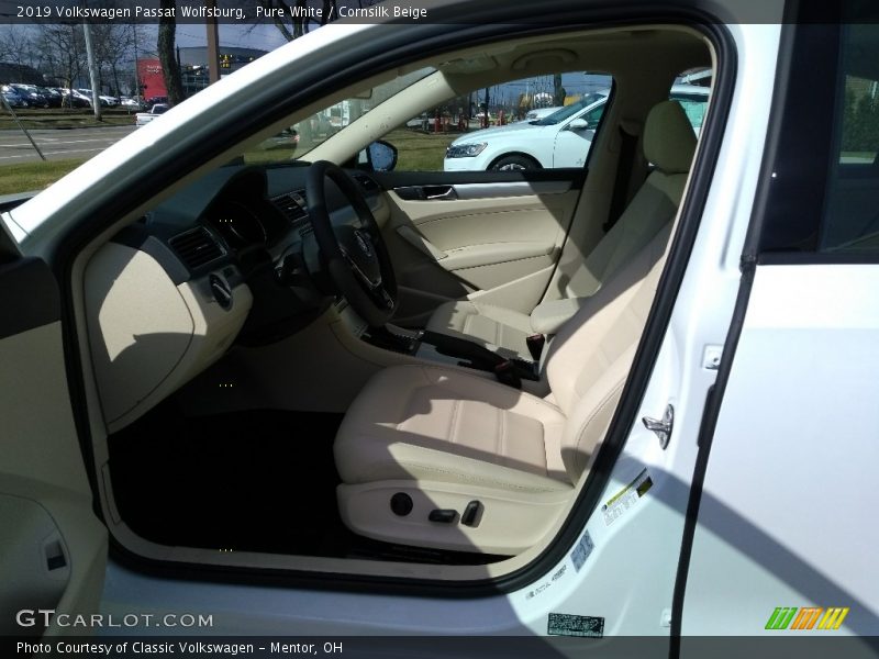 Pure White / Cornsilk Beige 2019 Volkswagen Passat Wolfsburg