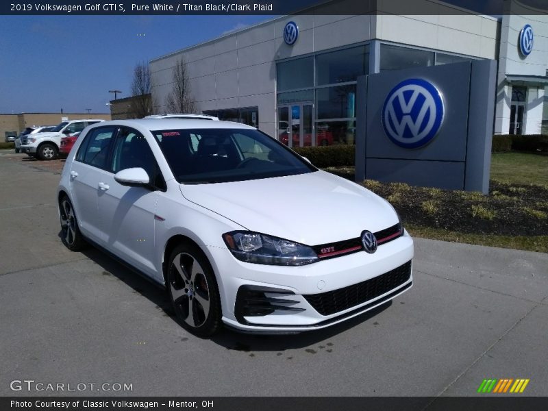 Front 3/4 View of 2019 Golf GTI S