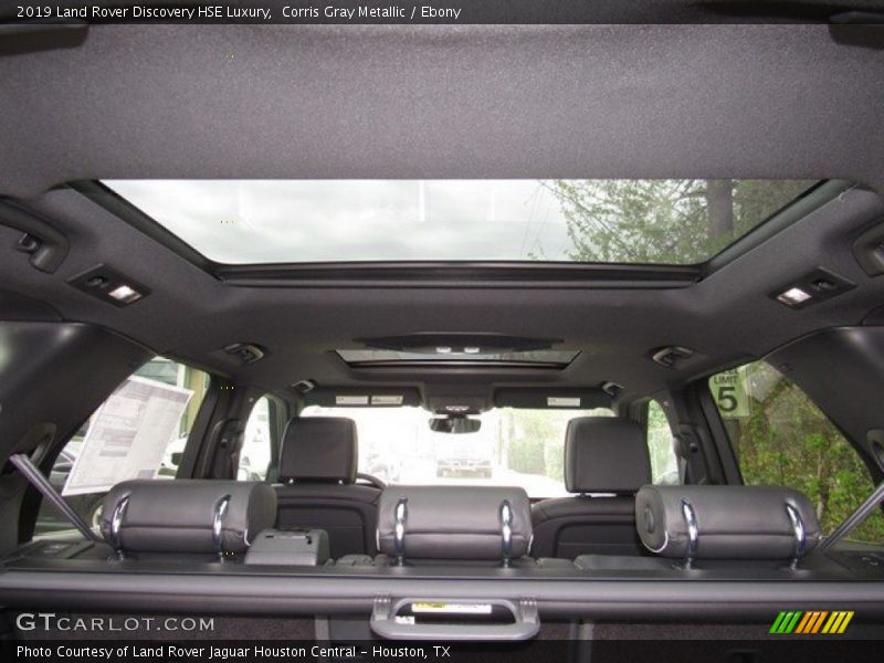 Sunroof of 2019 Discovery HSE Luxury