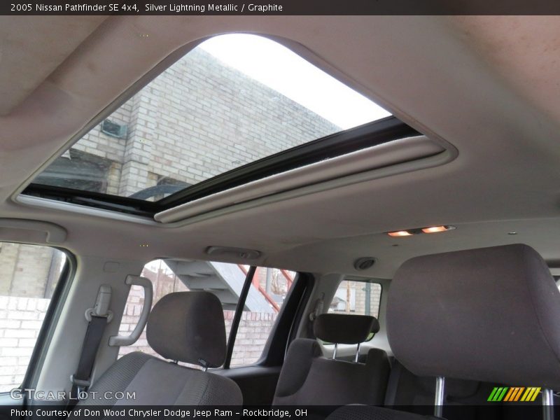 Silver Lightning Metallic / Graphite 2005 Nissan Pathfinder SE 4x4