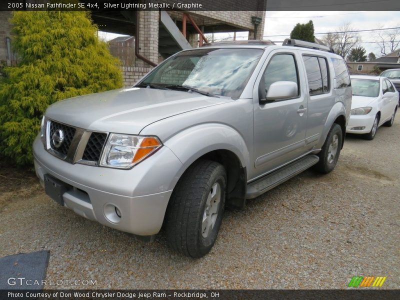 Silver Lightning Metallic / Graphite 2005 Nissan Pathfinder SE 4x4
